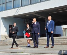 На площади перед ДК Ровесник началась общегородская линейка, посвящённая Дню знаний