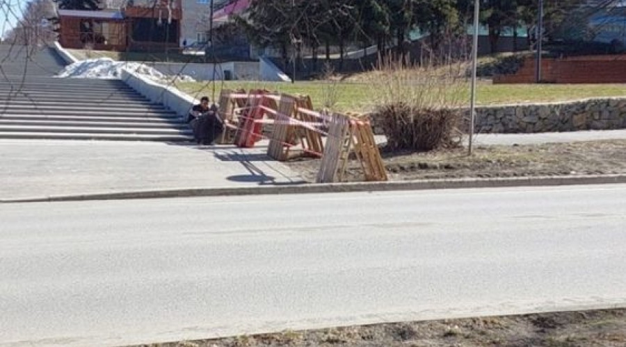 НА КУРЧАТОВА ВРЕМЕННО ЗАКРЫТ ПРОХОД по тротуарам в районе Дома торговли