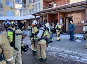 Пожарные состязались, кто быстрее добежит до 18-го этажа
