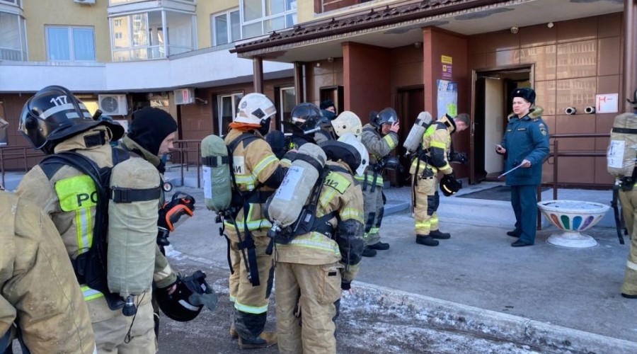 Пожарные состязались, кто быстрее добежит до 18-го этажа