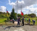 Жители Белореченского благоустроили территорию у мемориала ко Дню флага