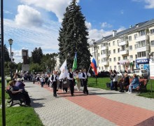 На площади перед ДК Ровесник началась общегородская линейка, посвящённая Дню знаний