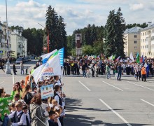 На площади перед ДК Ровесник началась общегородская линейка, посвящённая Дню знаний