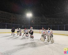Хоккейный корт во дворе Курчатова, 29 и 31 сегодня торжественно открыли - он практически новый!