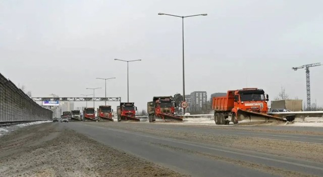 Дорожные службы Свердловской области устраняют последствия снегопада