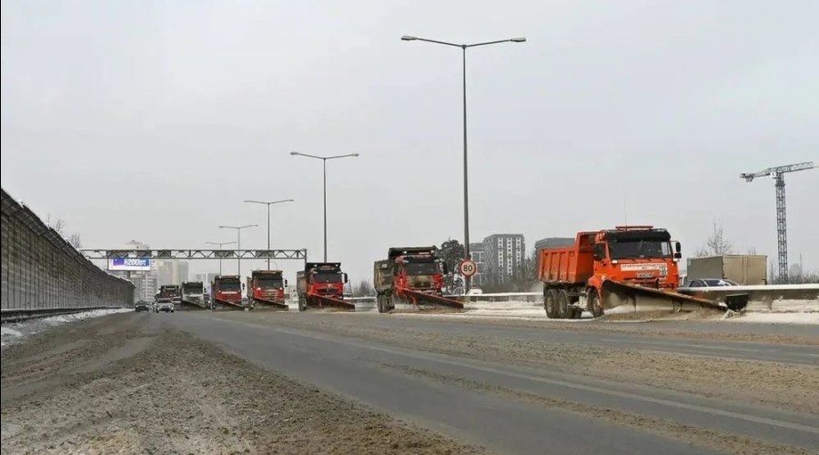 Дорожные службы Свердловской области устраняют последствия снегопада