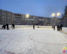 Хоккейный корт во дворе Курчатова, 29 и 31 сегодня торжественно открыли - он практически новый!