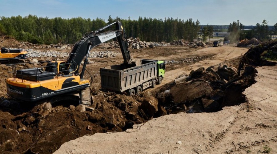 На строительной площадке энергоблока №5 Белоярской АЭС продолжают вывозить отвал грунта и скальных пород