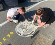 НАДПИСИ НА АСФАЛЬТЕ с напоминанием правил дорожного движения появились в районе площади Победы стараниями Молодёжной организации Белоярской АЭС 29 мая