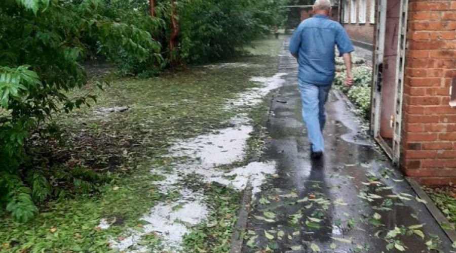 А в старом посёлке прошёл град!