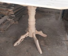 Стол ручной работы из натурального дерева