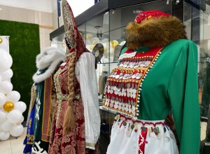 В Белоярском РДК открылась выставка коллекции «Народы Урала»