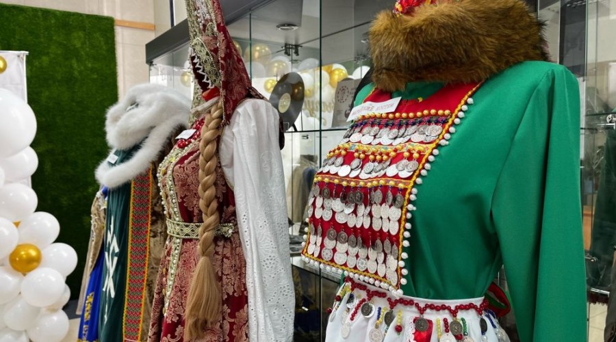 В Белоярском РДК открылась выставка коллекции «Народы Урала»