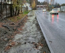 Тротуар на улице Попова в Заречном остаётся разрытым после работ Россетей