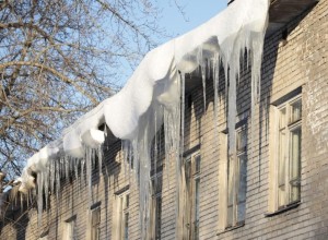Обязанность уборки сосулек и снега на крышах домов возложена на управляющие компании