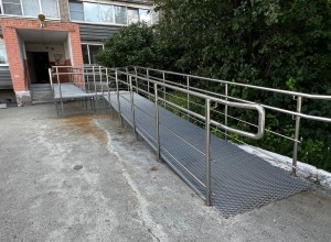 В нынешнем году управляющие компании Заречного продолжат устанавливать пандусы для маломобильных людей