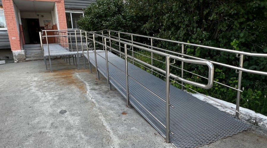 В нынешнем году управляющие компании Заречного продолжат устанавливать пандусы для маломобильных людей