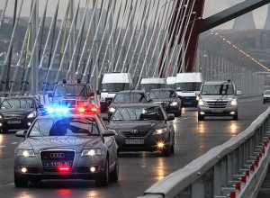 Машины с проблесковыми маячками теперь нужно пропускать по-новому
