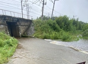 Движение под мостом у Мезенского и Баженово остаётся опасным из-за подтопления