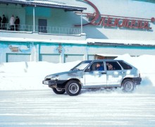 Более 30 автомобилей завершили зимний сезон на катке «Электрона»