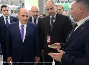Врио губернатора Свердловской области Денис Паслер презентовал председателю Правительства РФ Михаилу Мишустину проект создания производственной экосистемы «Космос» на стенде региона на выставке ИННОПРОМ
