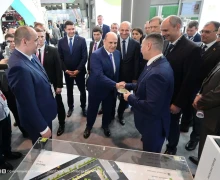 Врио губернатора Свердловской области Денис Паслер презентовал председателю Правительства РФ Михаилу Мишустину проект создания производственной экосистемы «Космос» на стенде региона на выставке ИННОПРОМ