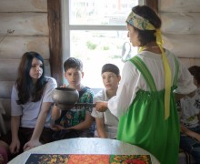 Воспитанники детского сада «Маленькая страна» продолжают знакомство с деревенским бытом в проекте-музее «Русская изба»
