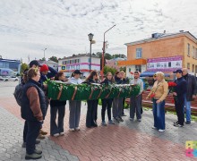 Кто уложил большую гирлянду у обелиска на площади Победы на прошлой неделе?