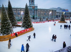 Екатеринбург начал готовиться к Новому году - строится каток и большая горка