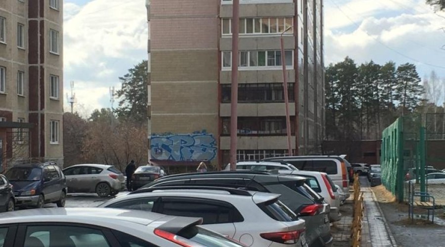 Ограждения на тротуаре мешают пешеходам