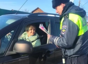 Накануне Международного женского дня сотрудники Госавтоинспекции МО МВД России Заречный провели акцию «Цветы для АвтоЛеди»
