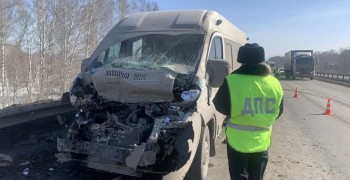 Столкновение микроавтобуса и грузовика на трассе Екатеринбург-Тюмень