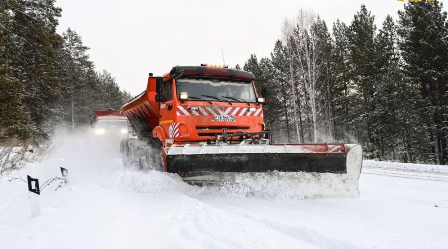 Последствия весеннего снегопада на Среднем Урале ликвидирует более 200 единиц техники