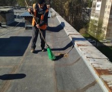 В Заречном продолжаются работы по очистке кровель от хвои и листвы