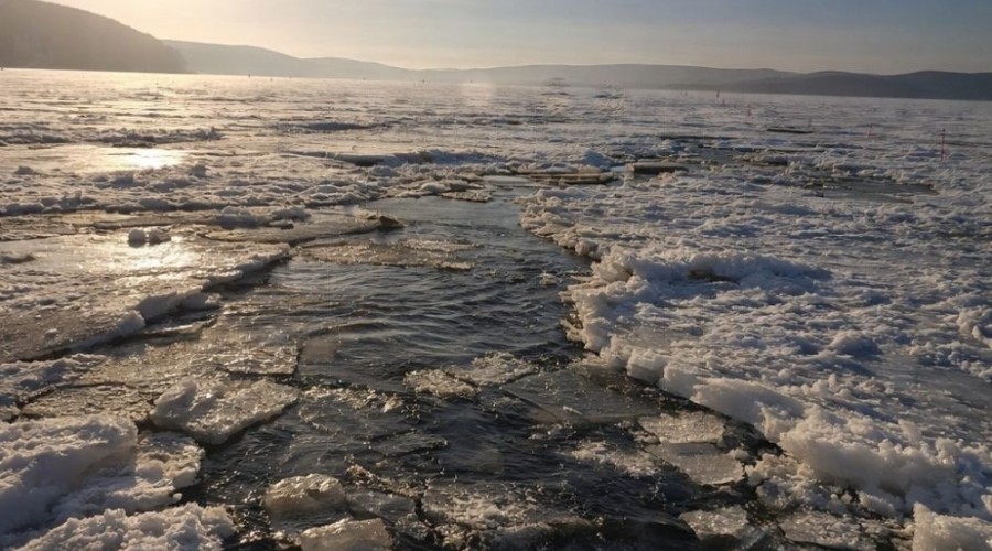Лёд на Белоярском водохранилище стал особенно опасным