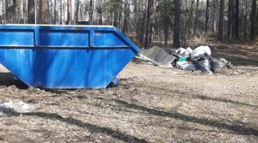 Если сегодня, не смотря на капризы погоды, вы всё же пойдёте на кладбище, обратите внимание - мусор можно и нужно выбрасывать в синей бункеры (на фото)