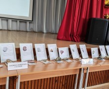 Атомклассу школы №1 передали уникальную коллекцию камней, которые студенты со всей России собрали на Урале