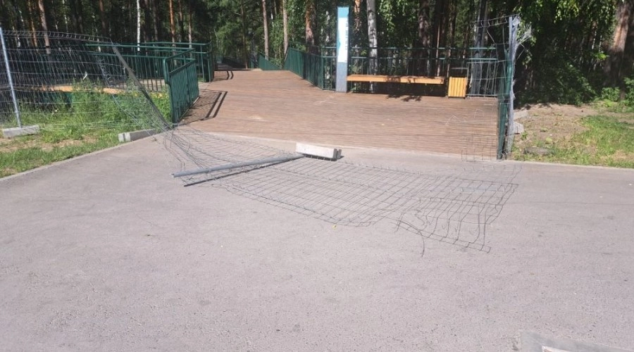 ПОЛОМАННОЕ ОГРАЖДЕНИЕ ОБНАРУЖИЛ подрядчик на каскадной лестнице