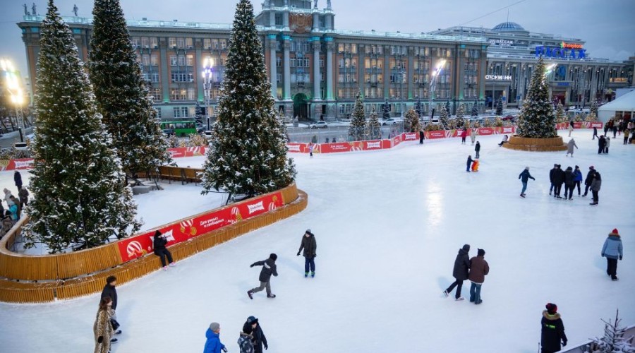 Екатеринбург начал готовиться к Новому году - строится каток и большая горка