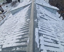 Работники ООО ДЕЗ очищают кровли жилых домов от снега и наледи