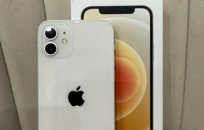 Продам iPhone 12 white 64 ГБ