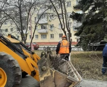 В сквере Победы полным ходом идёт весенняя уборка