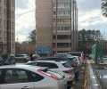 Ограждения на тротуаре мешают пешеходам
