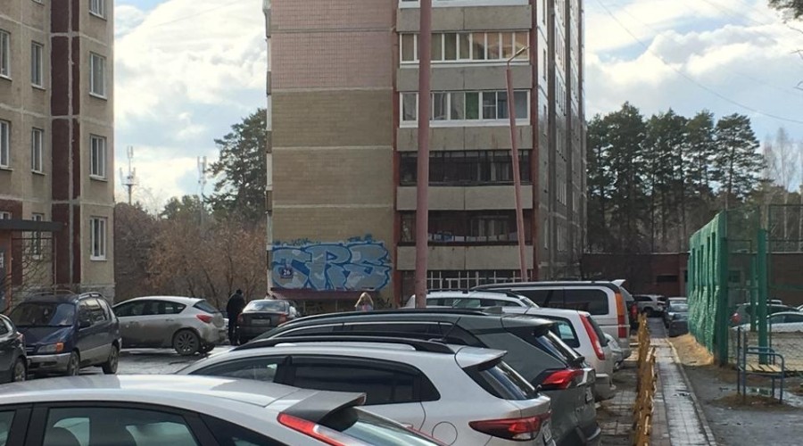 Ограждения на тротуаре мешают пешеходам