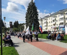 На площади перед ДК Ровесник началась общегородская линейка, посвящённая Дню знаний