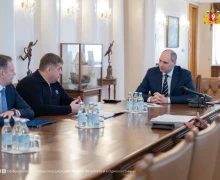 Ключевые проекты строительства, реконструкции и капитального ремонта дорог Свердловской области обсудили врио губернатора Денис Паслер и руководитель Федерального дорожного агентства Роман Новиков