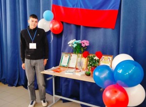 Впервые голосующим на выборах в Заречном вручают сувениры