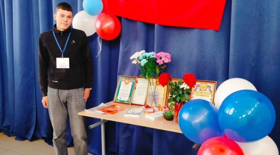 Впервые голосующим на выборах в Заречном вручают сувениры
