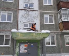 В Заречном управляющая организация проводит очистку кровель и предупреждает об опасности схода снега
