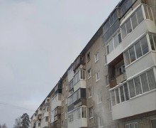 Крыши зареченских домов очищают от снега